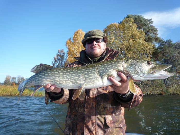 Unser Kunde Matous mit einem 95ziger Hecht aus dem Foxen. Unser Kunde Matous mit einem 95ziger Hecht aus dem Foxen.